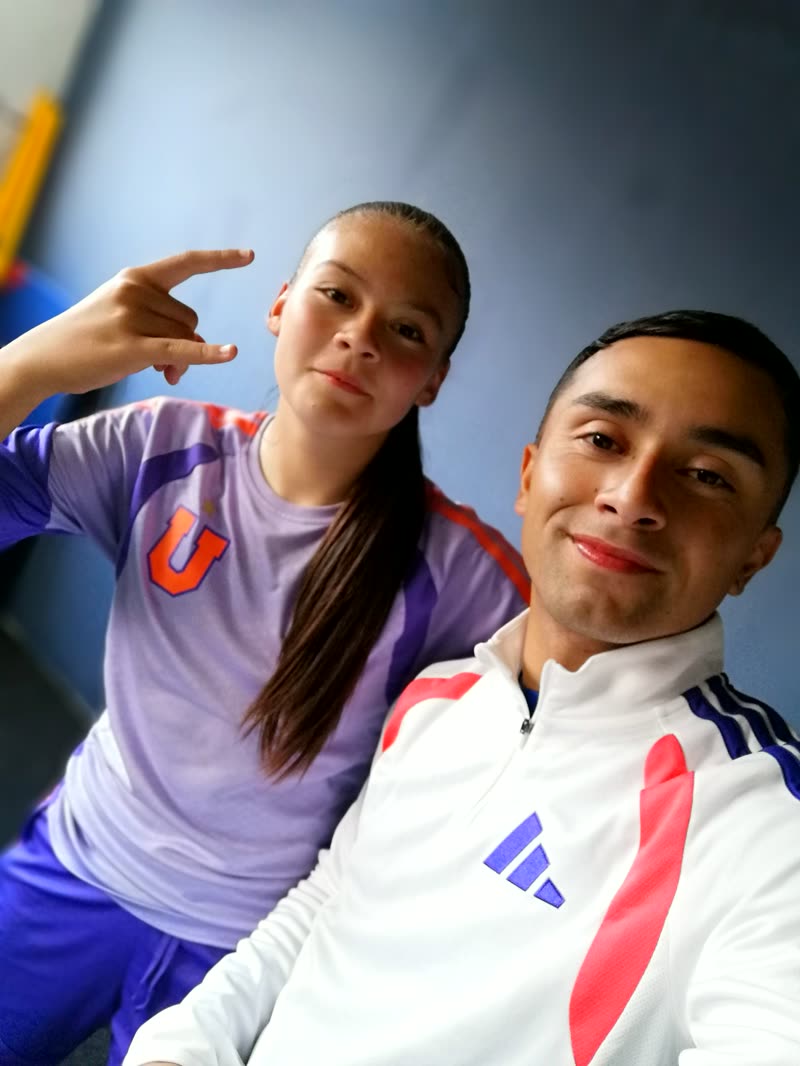 Selfie de Matías Ortega con su alumna que juega en la Sub-16 de la U. de Chile, con la camiseta de la U
