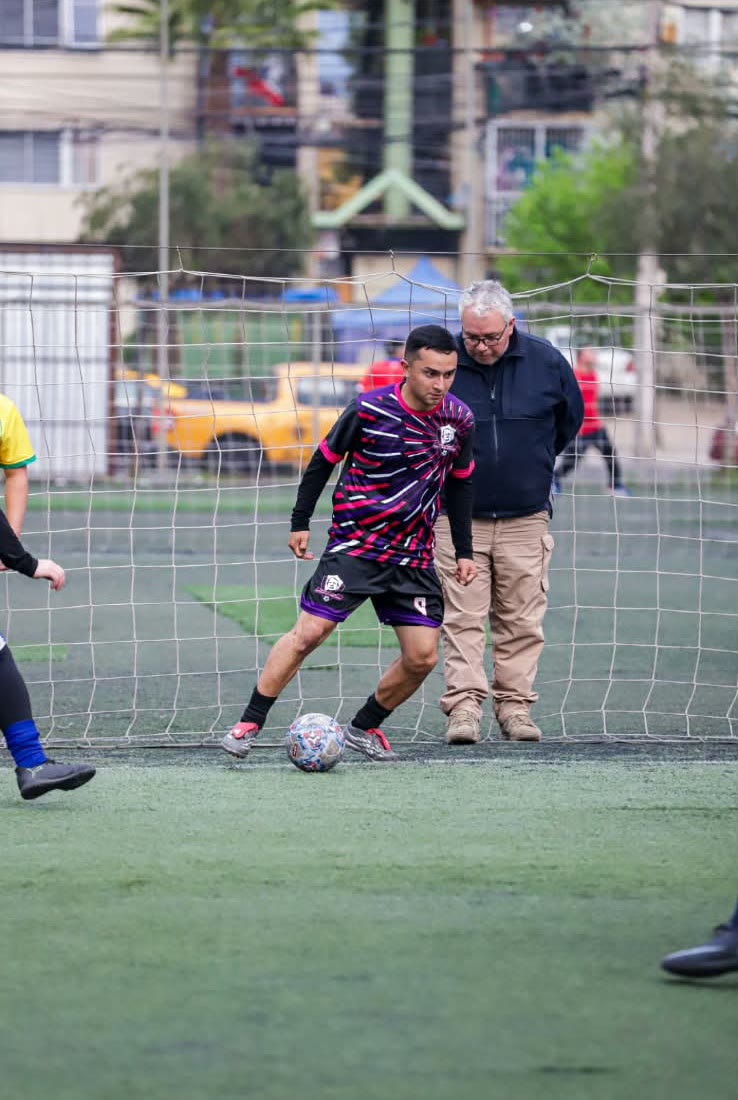 Matías Ortega controlando el balón frente al arco en un partido