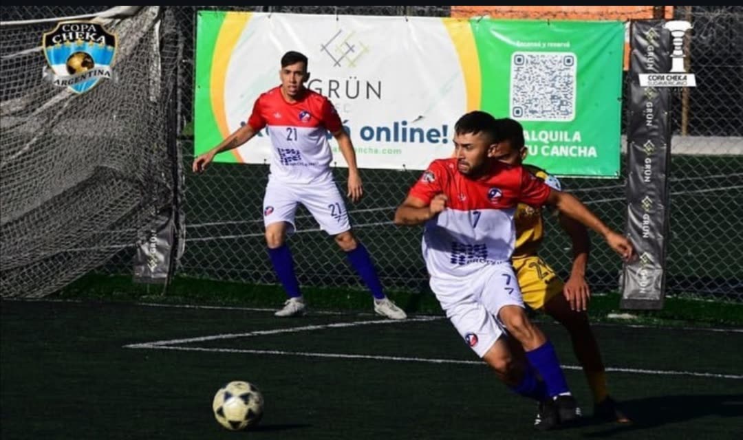 Matías Ortega disputando el balón en el Sudamericano F7 de Buenos Aires 2023