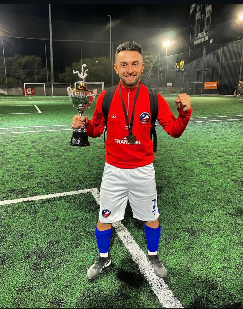 Matías Ortega con el trofeo de la final de la Copa de Plata, con la camiseta roja de Chile